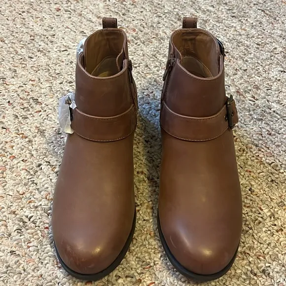 NEW Vionic Brown Logan Ankle Boot Size 6