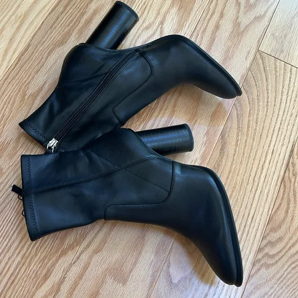 New! Zara SZ 6, black leather heeled zippered ankle boots.
