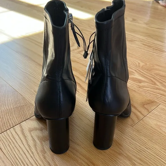 New! Zara SZ 6, black leather heeled zippered ankle boots.