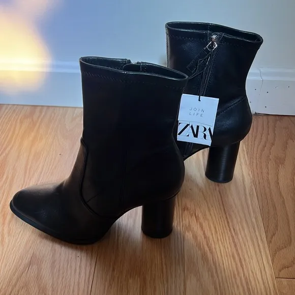 New! Zara SZ 6, black leather heeled zippered ankle boots.