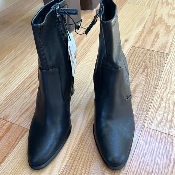 New! Zara SZ 6, black leather heeled zippered ankle boots.