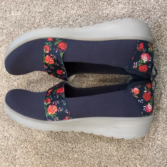 NIB Bzees Navy Gracie Floral Slip-On Shoes Women's size 8.5