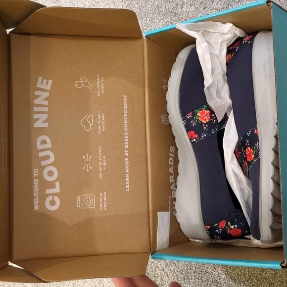 NIB Bzees Navy Gracie Floral Slip-On Shoes Women's size 8.5