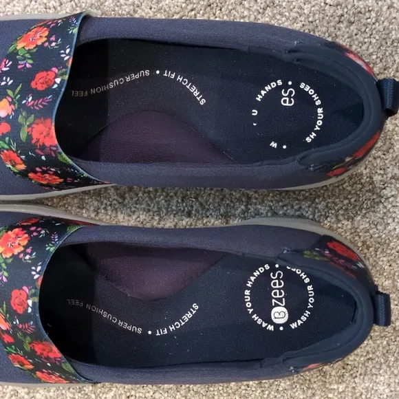 NIB Bzees Navy Gracie Floral Slip-On Shoes Women's size 8.5