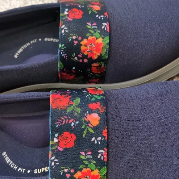 NIB Bzees Navy Gracie Floral Slip-On Shoes Women's size 8.5