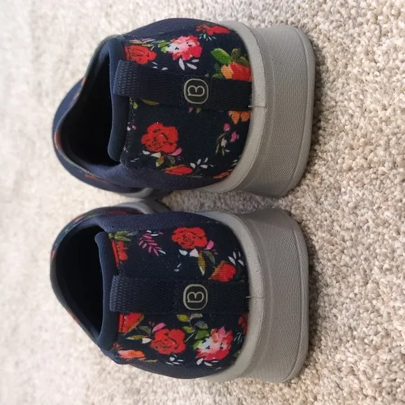 NIB Bzees Navy Gracie Floral Slip-On Shoes Women's size 8.5
