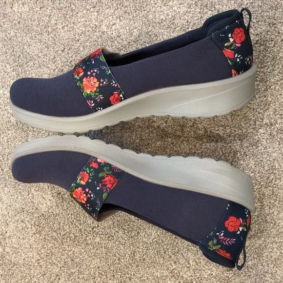 NIB Bzees Navy Gracie Floral Slip-On Shoes Women's size 8.5