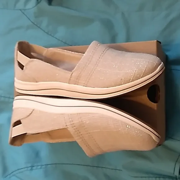 NIB Women's Carks Cloudsteppers tan slip on shoes size 6.5