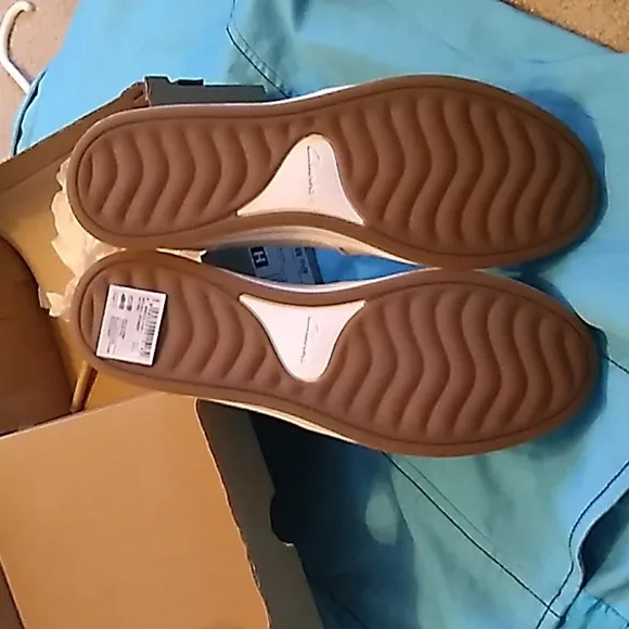 NIB Women's Carks Cloudsteppers tan slip on shoes size 6.5