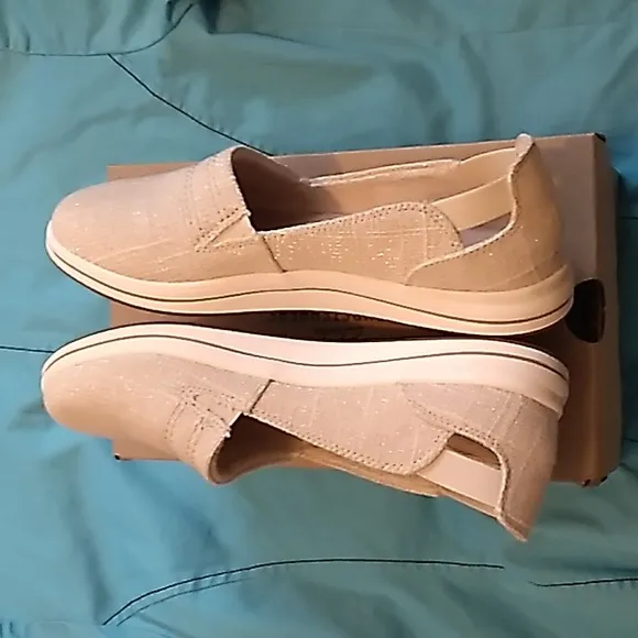 NIB Women's Carks Cloudsteppers tan slip on shoes size 6.5