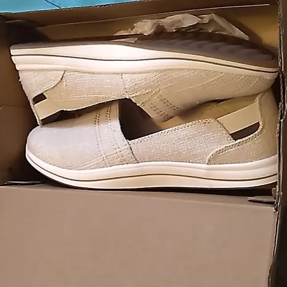 NIB Women's Carks Cloudsteppers tan slip on shoes size 6.5