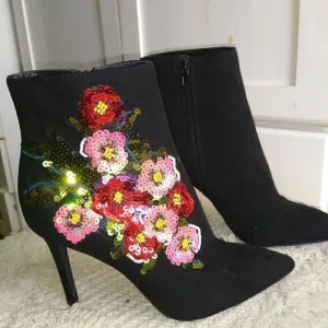 NIB 7.5 embellished black boots with sequins