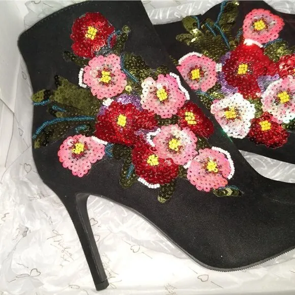 NIB 7.5 embellished black boots with sequins
