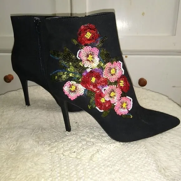 NIB 7.5 embellished black boots with sequins
