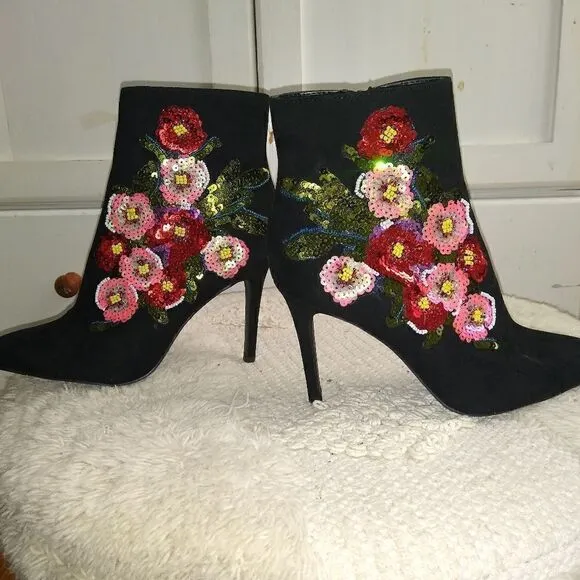 NIB 7.5 embellished black boots with sequins