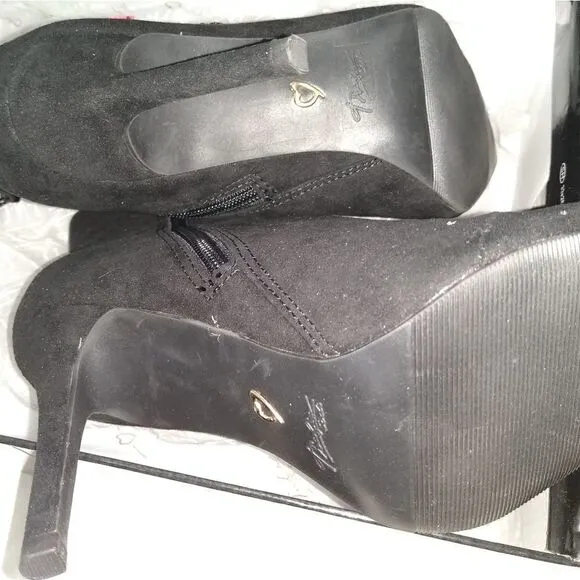 NIB 7.5 embellished black boots with sequins