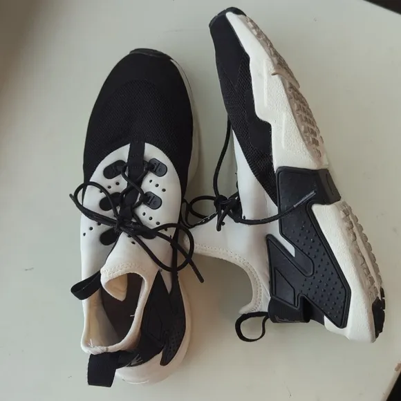 Nike Air Huarache Black &amp; White Youth‎ Athletic Shoes Size 6