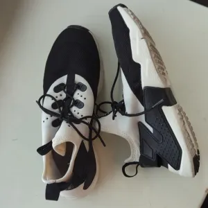 Nike Air Huarache Black &amp; White Youth‎ Athletic Shoes Size 6