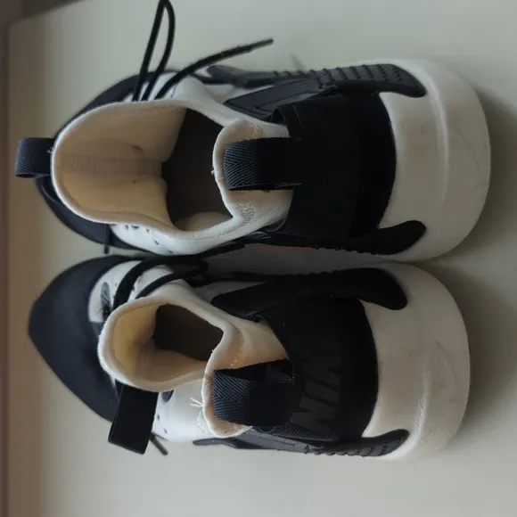 Nike Air Huarache Black &amp; White Youth‎ Athletic Shoes Size 6