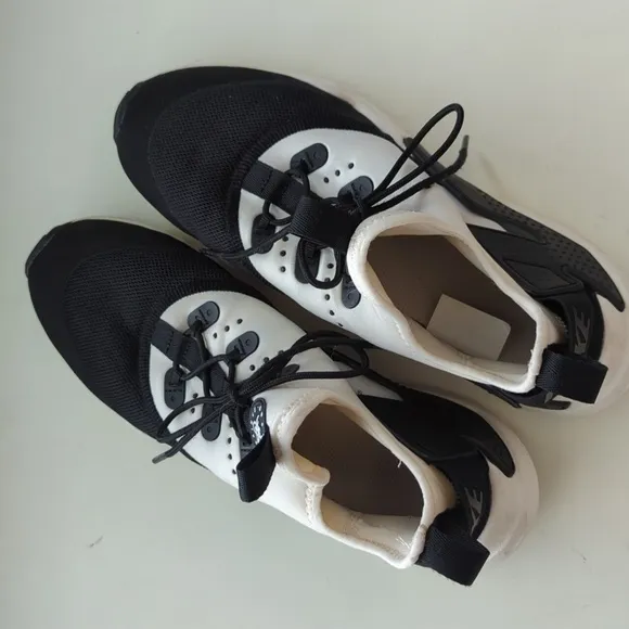 Nike Air Huarache Black &amp; White Youth‎ Athletic Shoes Size 6