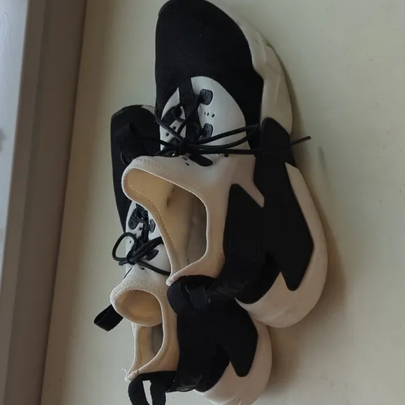 Nike Air Huarache Black &amp; White Youth‎ Athletic Shoes Size 6