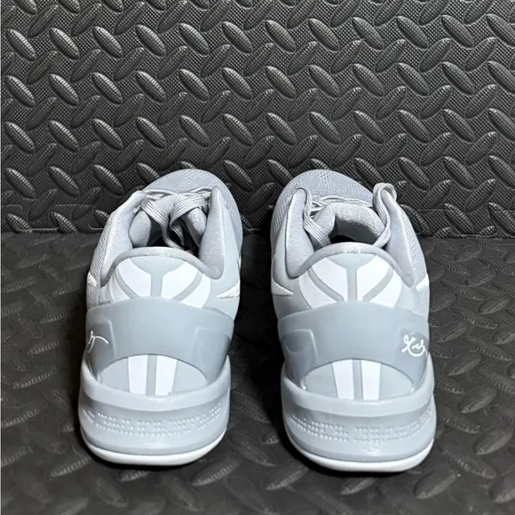 Nike Athletic Basketball‎ Shoes Gray Mens Size 7 Womens Size 8.5