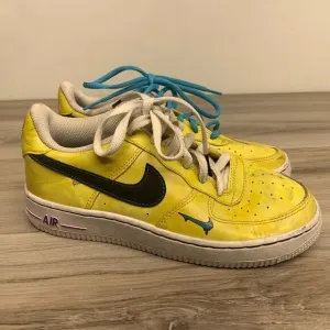 Nike Boys Air Force 1 Low Peace DC7299-700 Yellow Casual Shoes Sneakers Size 5 Y