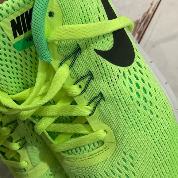 NIKE FREE RUN ATHLETIC SHOES
