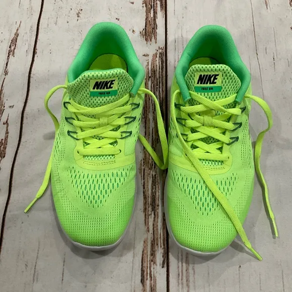 NIKE FREE RUN ATHLETIC SHOES