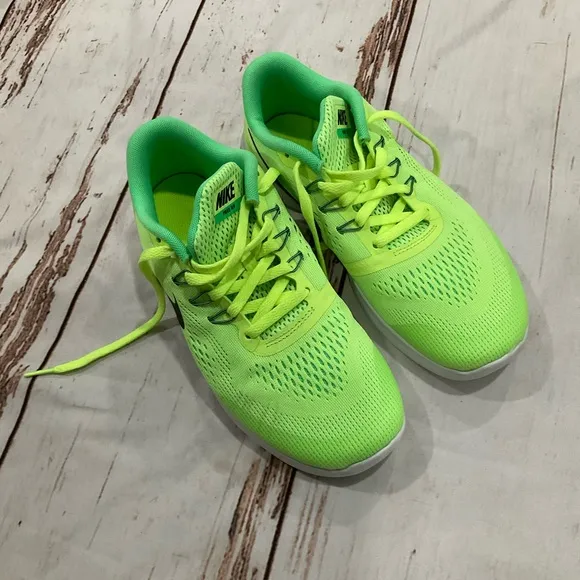 NIKE FREE RUN ATHLETIC SHOES