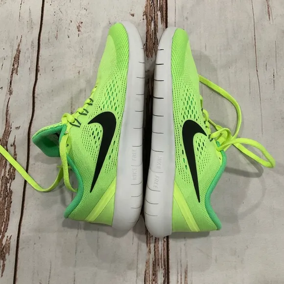 NIKE FREE RUN ATHLETIC SHOES