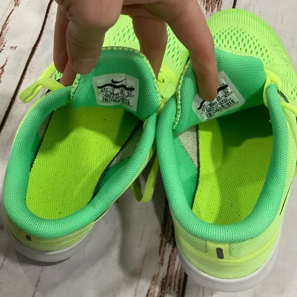 NIKE FREE RUN ATHLETIC SHOES