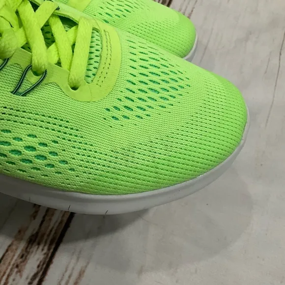 NIKE FREE RUN ATHLETIC SHOES