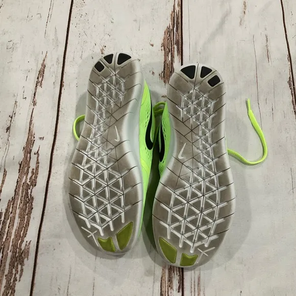 NIKE FREE RUN ATHLETIC SHOES