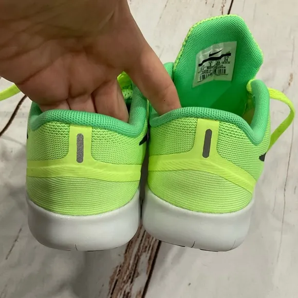 NIKE FREE RUN ATHLETIC SHOES