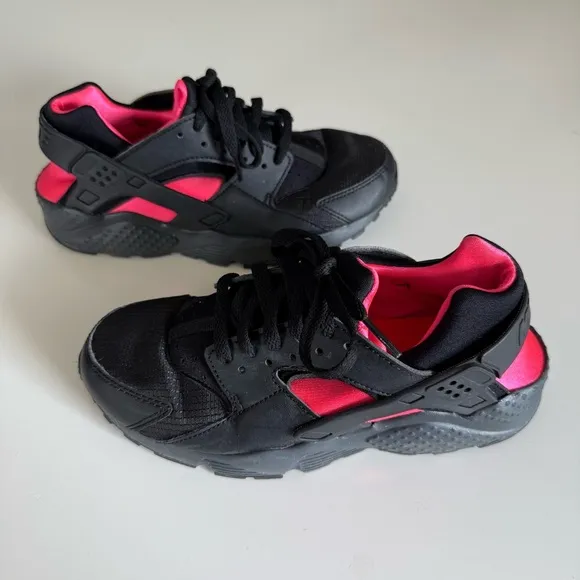 Nike Haurache Run kid’s black and pink sneakers