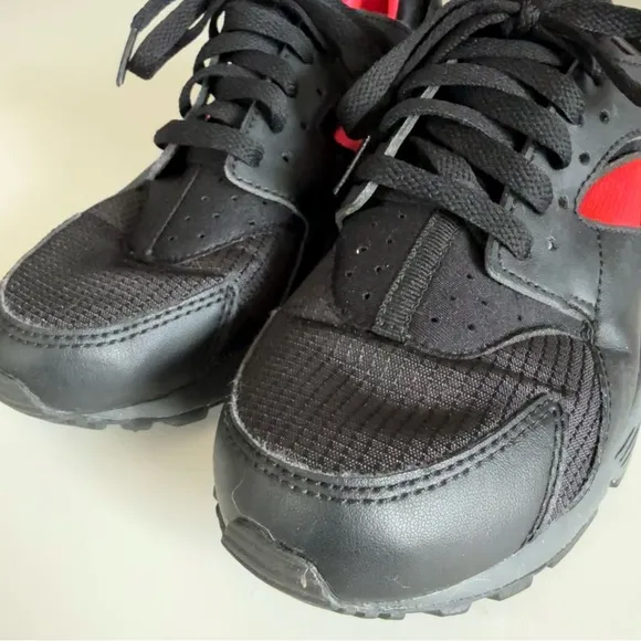 Nike Haurache Run kid’s black and pink sneakers