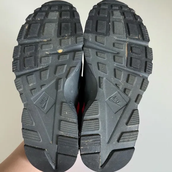 Nike Haurache Run kid’s black and pink sneakers