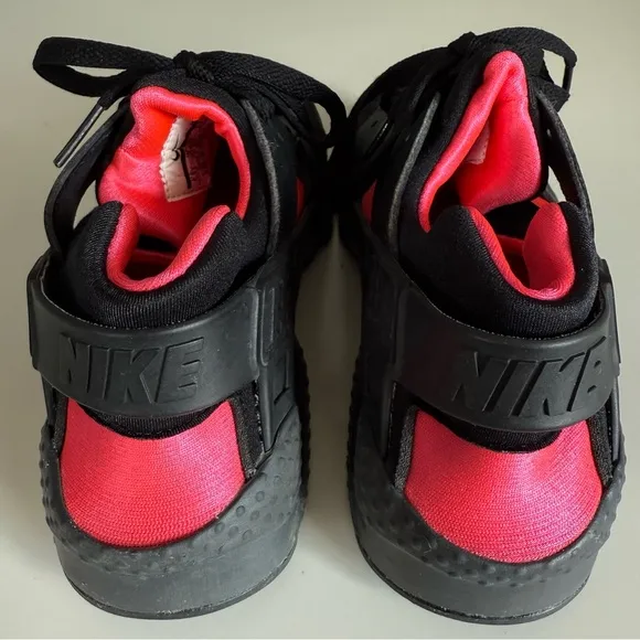 Nike Haurache Run kid’s black and pink sneakers