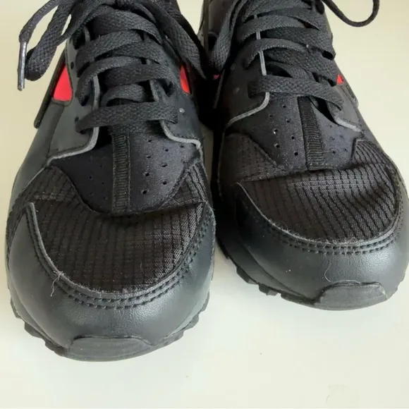 Nike Haurache Run kid’s black and pink sneakers