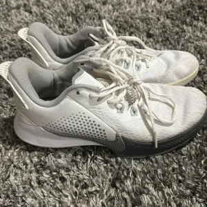 Nike Kobe mamba fury Womens size 7 shoes white gray athletic basketball sneakers