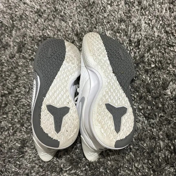 Nike Kobe mamba fury Womens size 7 shoes white gray athletic basketball sneakers