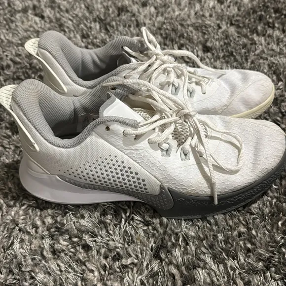 Nike Kobe mamba fury Womens size 7 shoes white gray athletic basketball sneakers