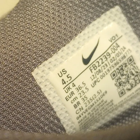 Nike LeBron Witness 8 Kids Athletic Shoes