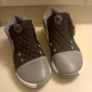Nike LeBron Witness 8 Kids Athletic Shoes