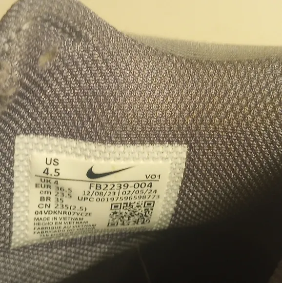 Nike LeBron Witness 8 Kids Athletic Shoes