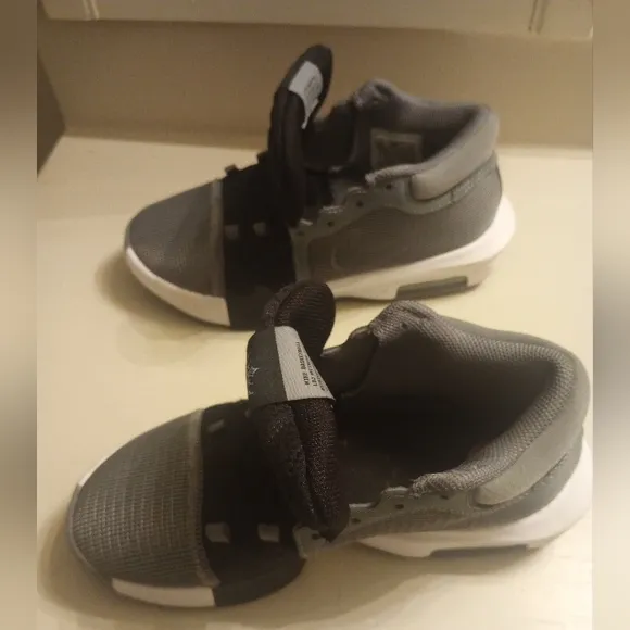 Nike LeBron Witness 8 Kids Athletic Shoes