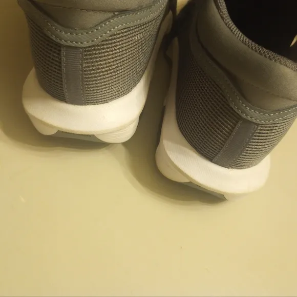 Nike LeBron Witness 8 Kids Athletic Shoes