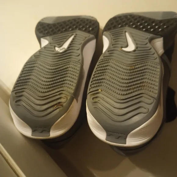 Nike LeBron Witness 8 Kids Athletic Shoes