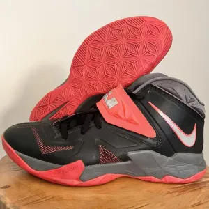 Nike LeBron Zoom Soldier 7 Mens Sz 8 US Black Athletic Shoes Sneakers 599264-003